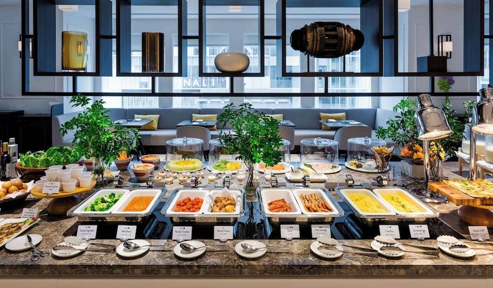 ラウンジの朝食 / 4