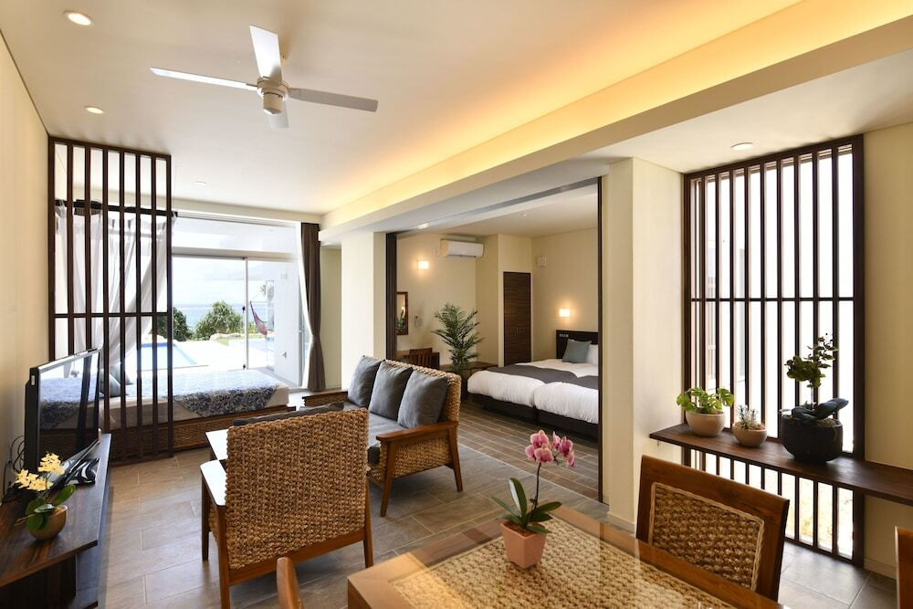 目の前は宮古ブルーの海♡プールからの絶景に心が弾む3572998