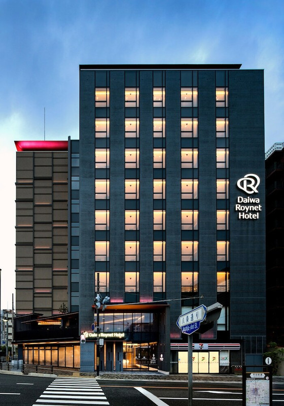 施設の正面 (日没後)