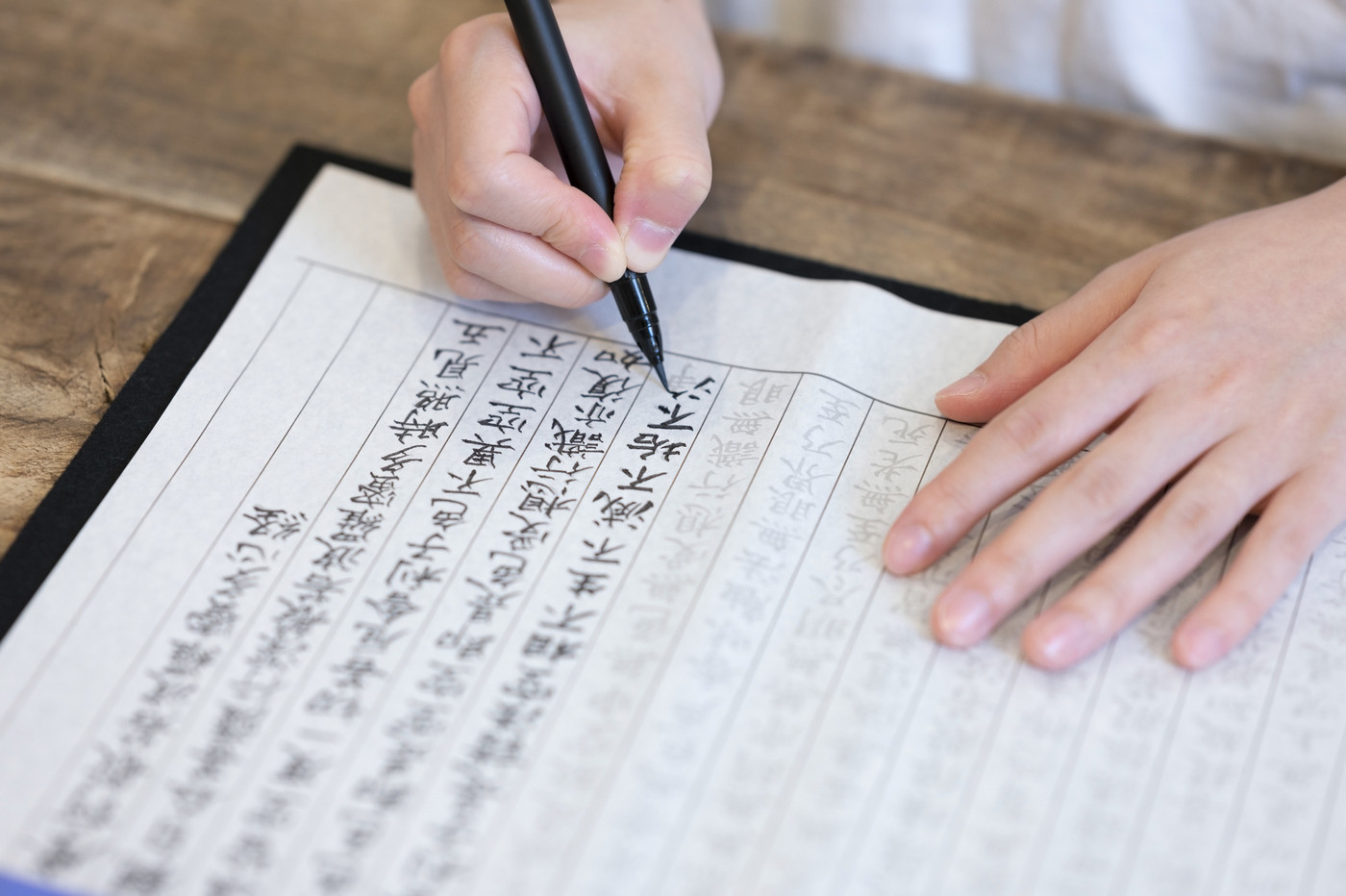 自宅で写経をする若い女性