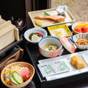 【 一泊朝食付 】チェックインは22時まで。夜は自由に、朝は個室で出来たて朝ごはん | 川棚温泉 小天狗さんろじ