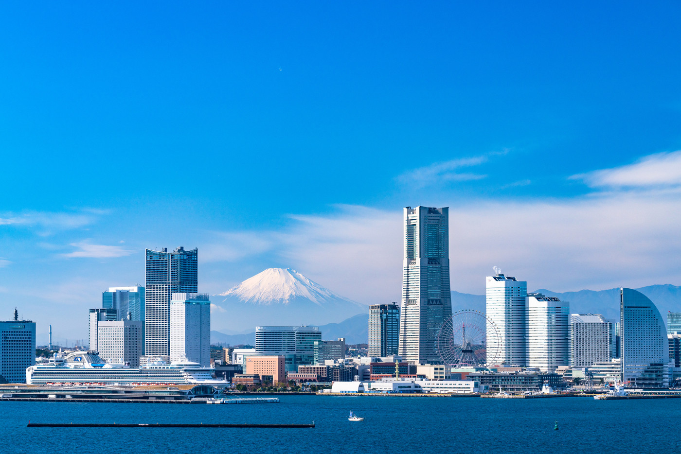 《神奈川県》横浜みなとみらいと富士山の風景