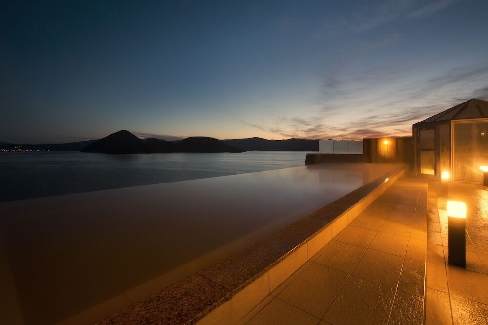 パノラマ天空露天風呂で味わう、絶景と温泉3537303