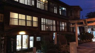 施設の正面 (日没後) / 1