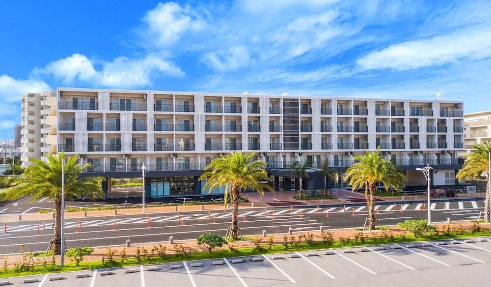 青空に映える外観 / 4