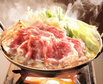 個室でゆっくり食事をいただく4063252