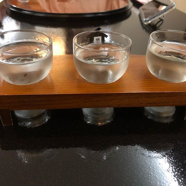 本醸造の「仙石原」、純米吟醸の「相模灘」、特別純米酒の「白隠正宗」が並ぶ3種の飲み比べセット / 9