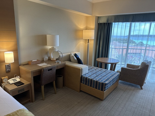 窓際のソファーが気持ちよく、うたた寝してました