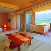 絶景の癒しの湯宿 箱根 星のあかり（神奈川県 旅館）：絶景を望む温泉露天風呂付きスイートは全6室。こちらはその中のひとつ。全室の中で一番、眺望を楽しめるお部屋で、箱根外輪山やイタリ池といった箱根の絶景を眺めながらのんびりステイを。大人6名まで宿泊可能でファミリーや3世代旅行にも。
●こんな人におすすめ／絶景を堪能したい人 / 3