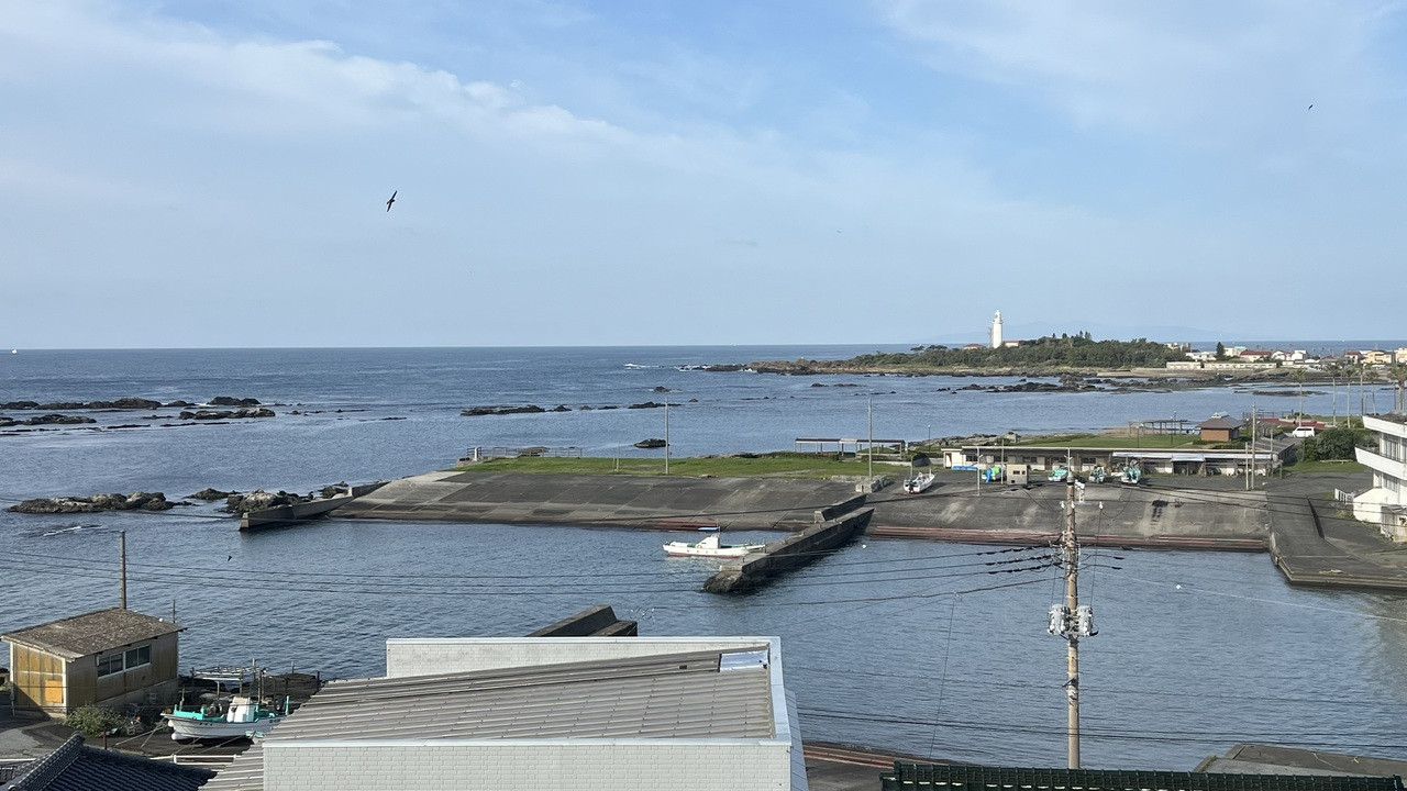 窓から野島崎灯台も見えます。