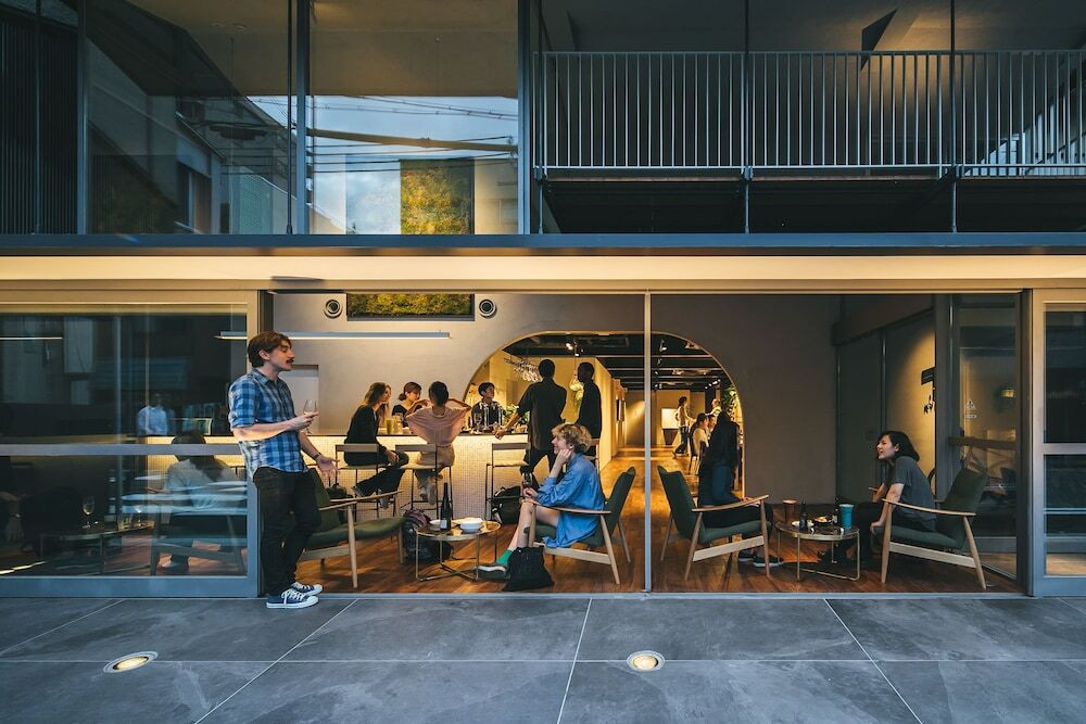 施設の正面 (日没後)