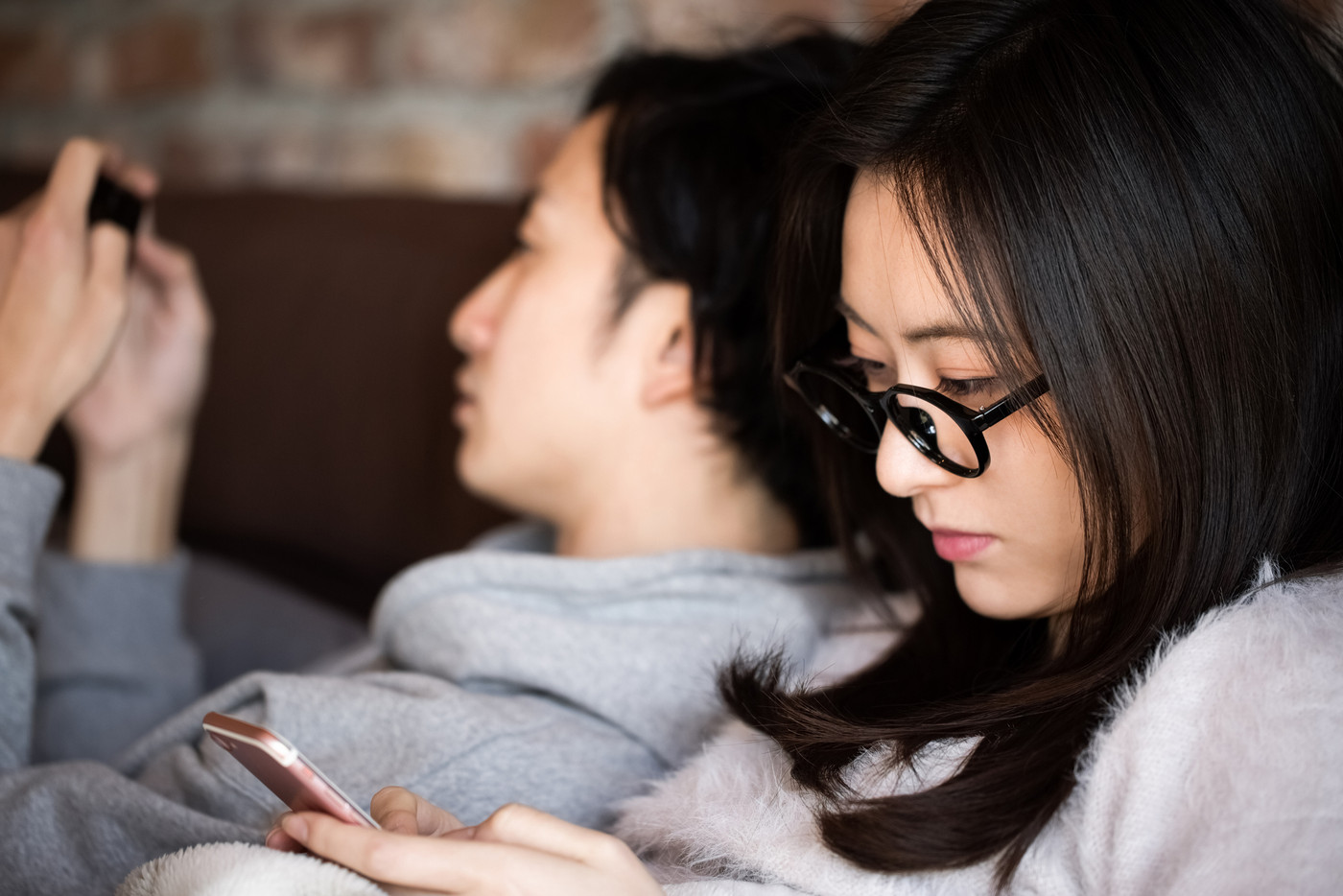 スマホを見るカップル　ライフスタイル