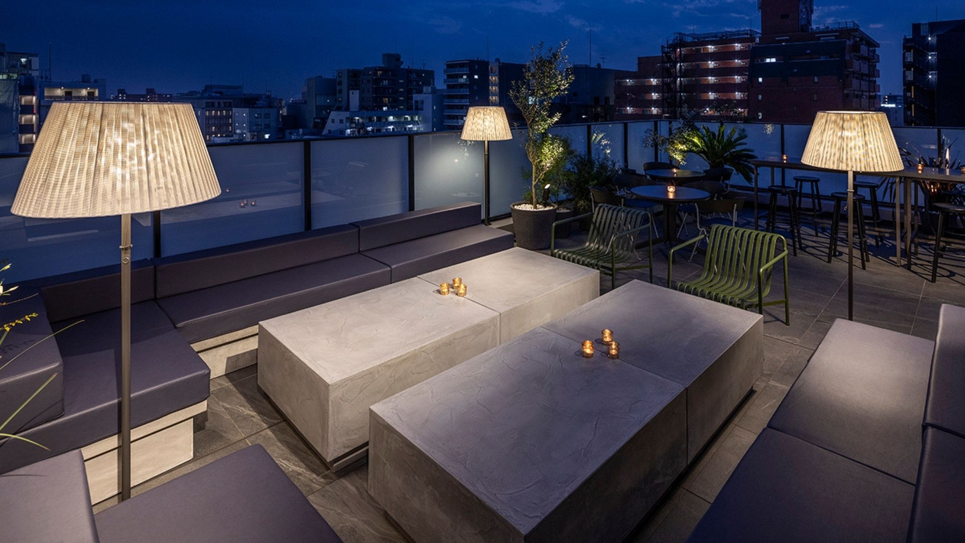 夜はルーフトップバーへ。スタイリッシュで気分が上がる！4234229