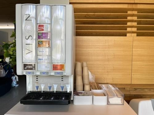 ロビーに無料ドリンクサービスがあります