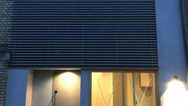 施設の正面 (日没後) / 2