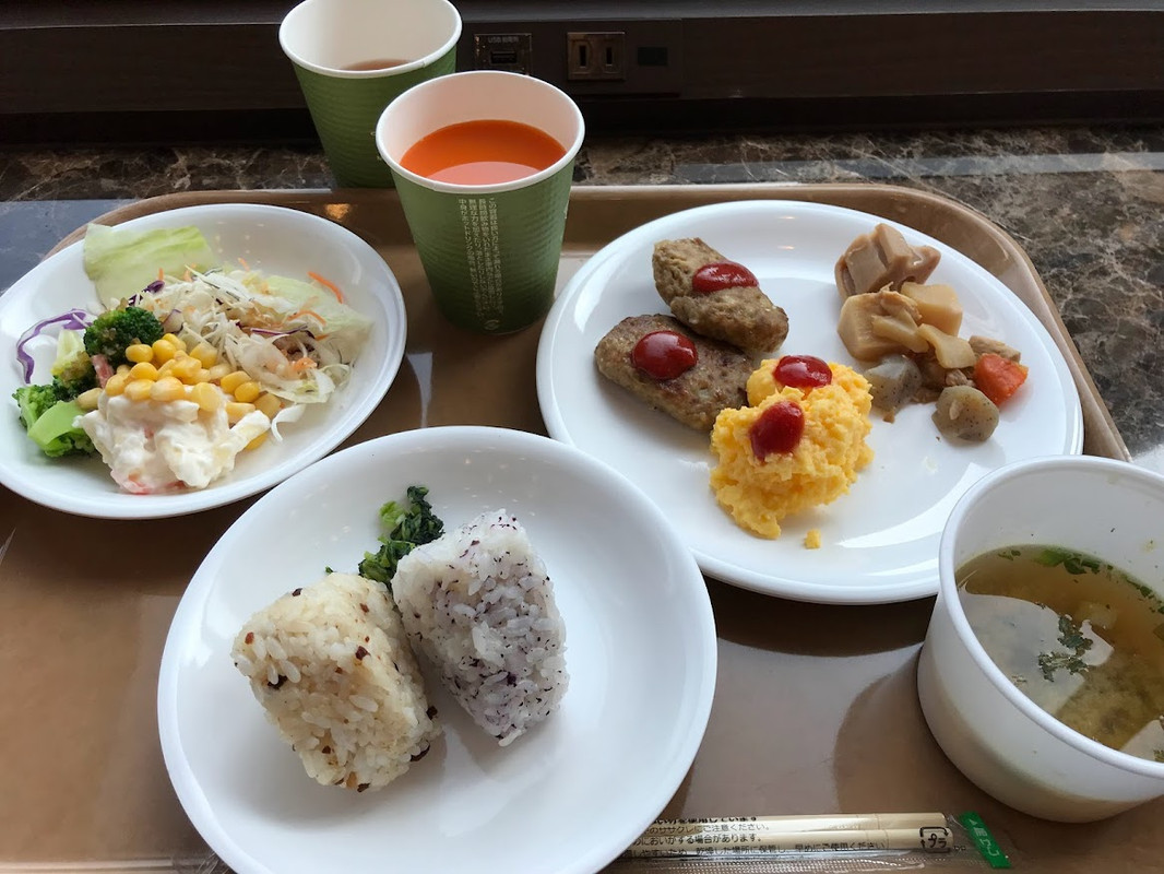 ストレスの多い食事会場。食欲もイマイチ。