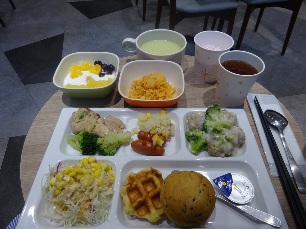 無料サービスの朝食は洋食中心のビュッフェ