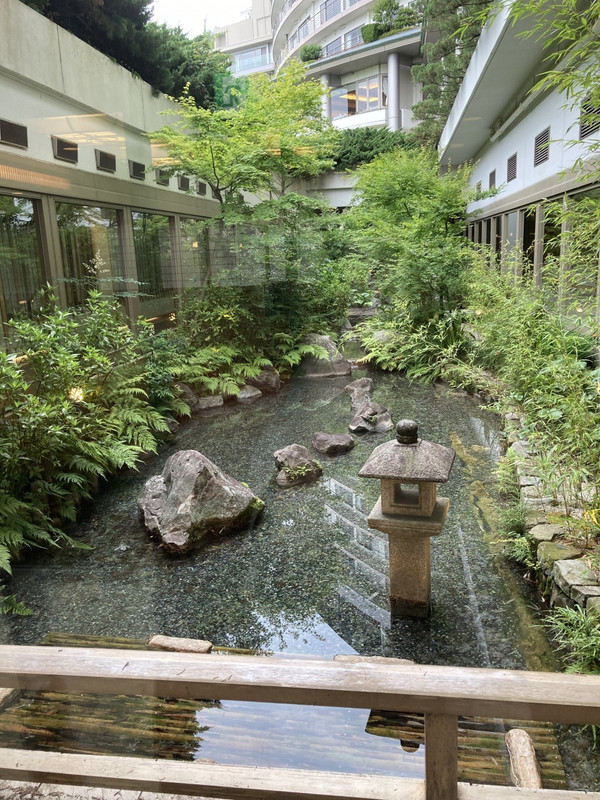 広い広い中庭です。