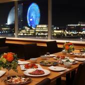 横浜桜木町ワシントンホテル（神奈川県 スタンダードホテル）：カウンター席やテーブル席からみなとみらいの夜景が一望できる。コース料理やおつまみも豊富。一人でしっぽりカクテルをいただいたり、グループでワイワイ飲みたいときにも◎ / 3