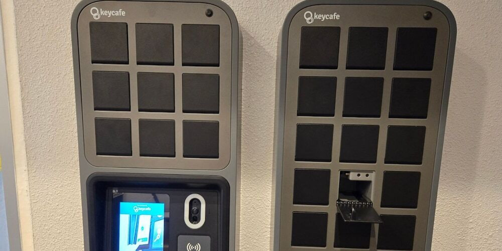 チェックイン / チェックアウト キオスク