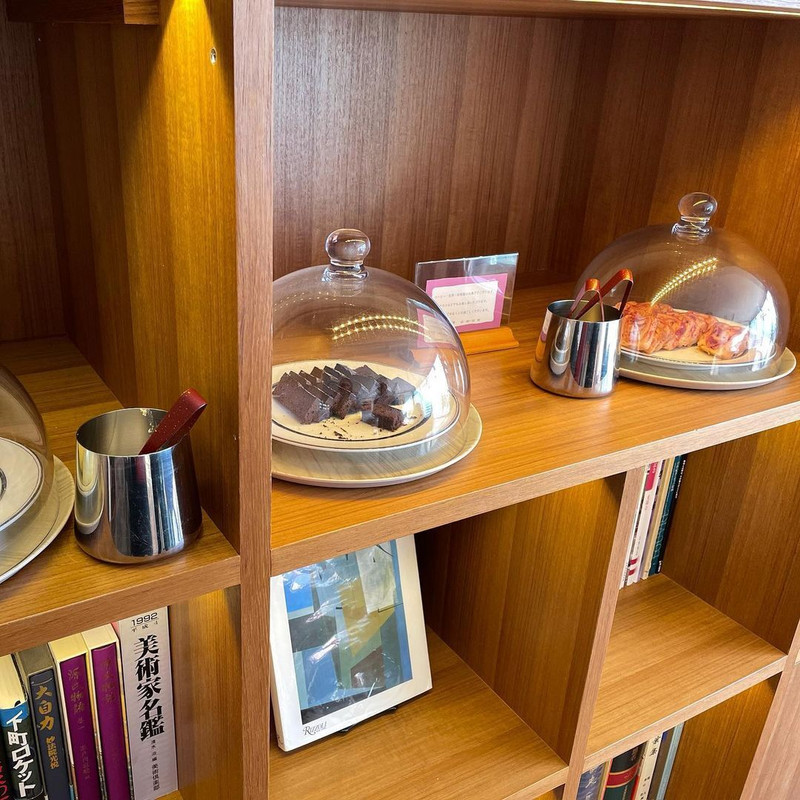 プチケーキなどの軽食もあり、カフェ気分で寛げます。 / 1