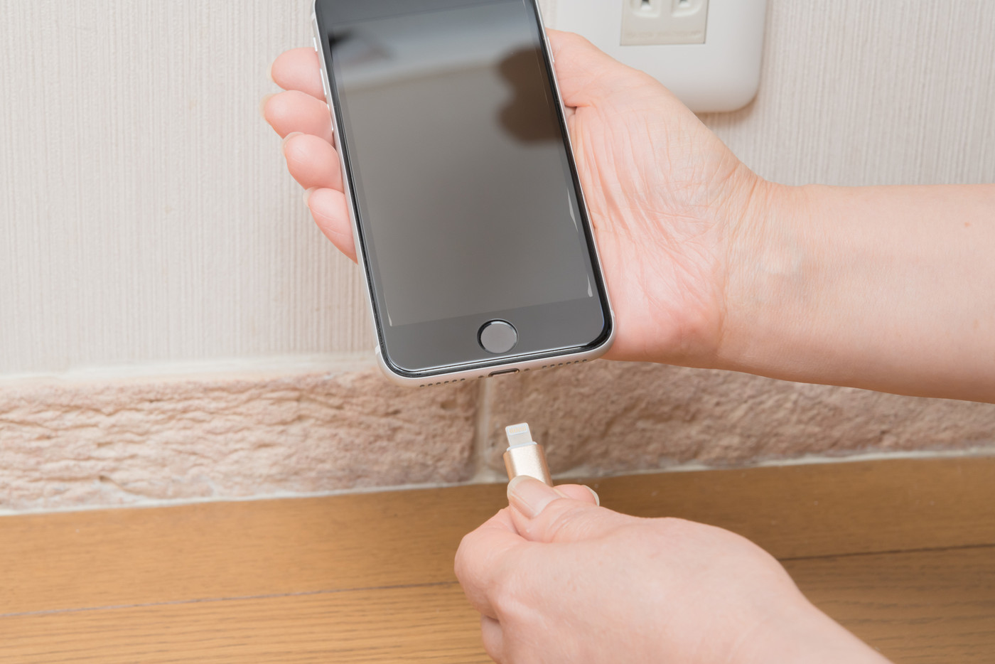 【スマホを充電する主婦】