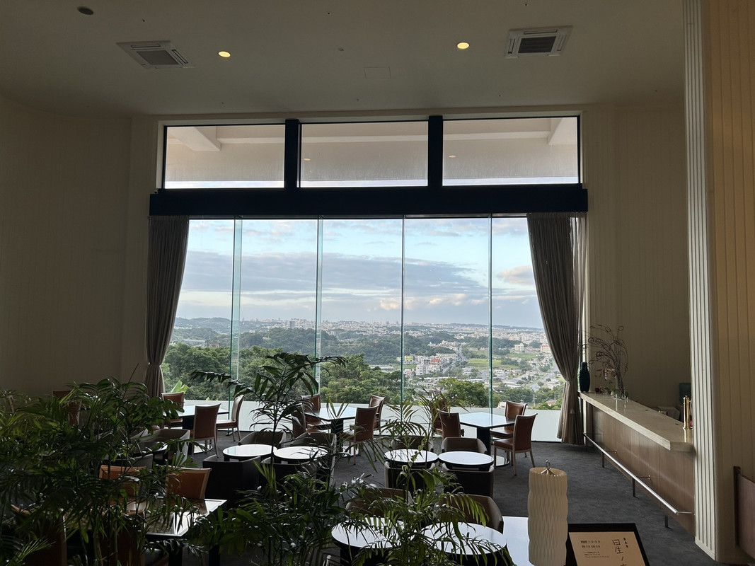 高台に建っています。