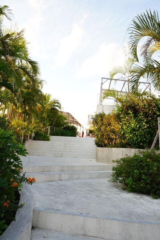 那覇空港から車で約20分の
「瀬長島ウミカジテラス」はおしゃれな飲食店がたくさん / 3