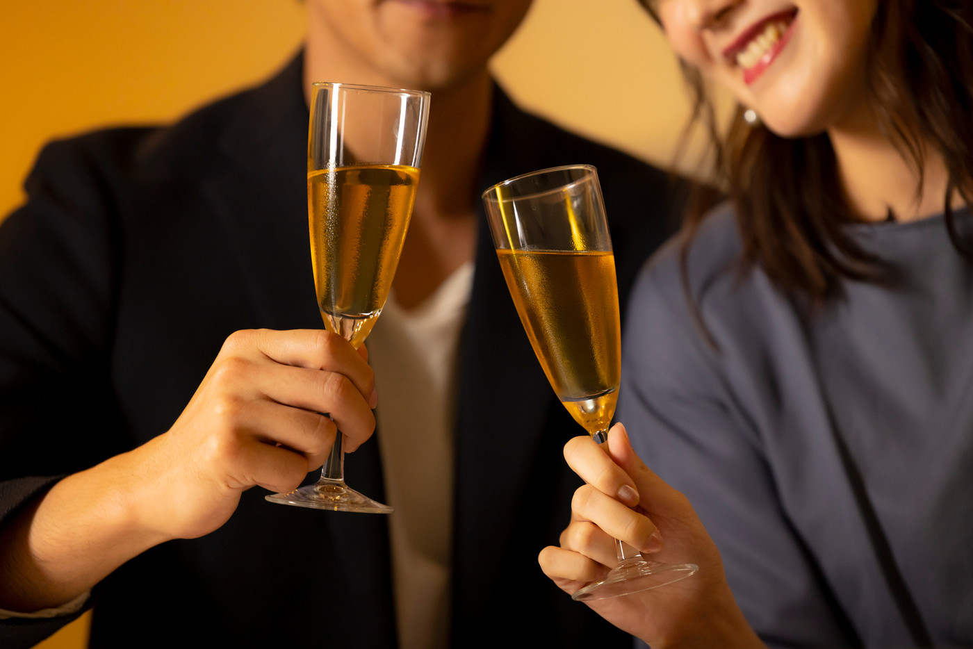 カップル　バーカウンター