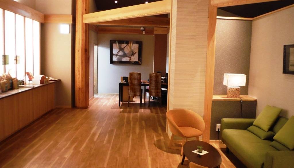 ラウンジでは
ドリンクサービスあり / 1