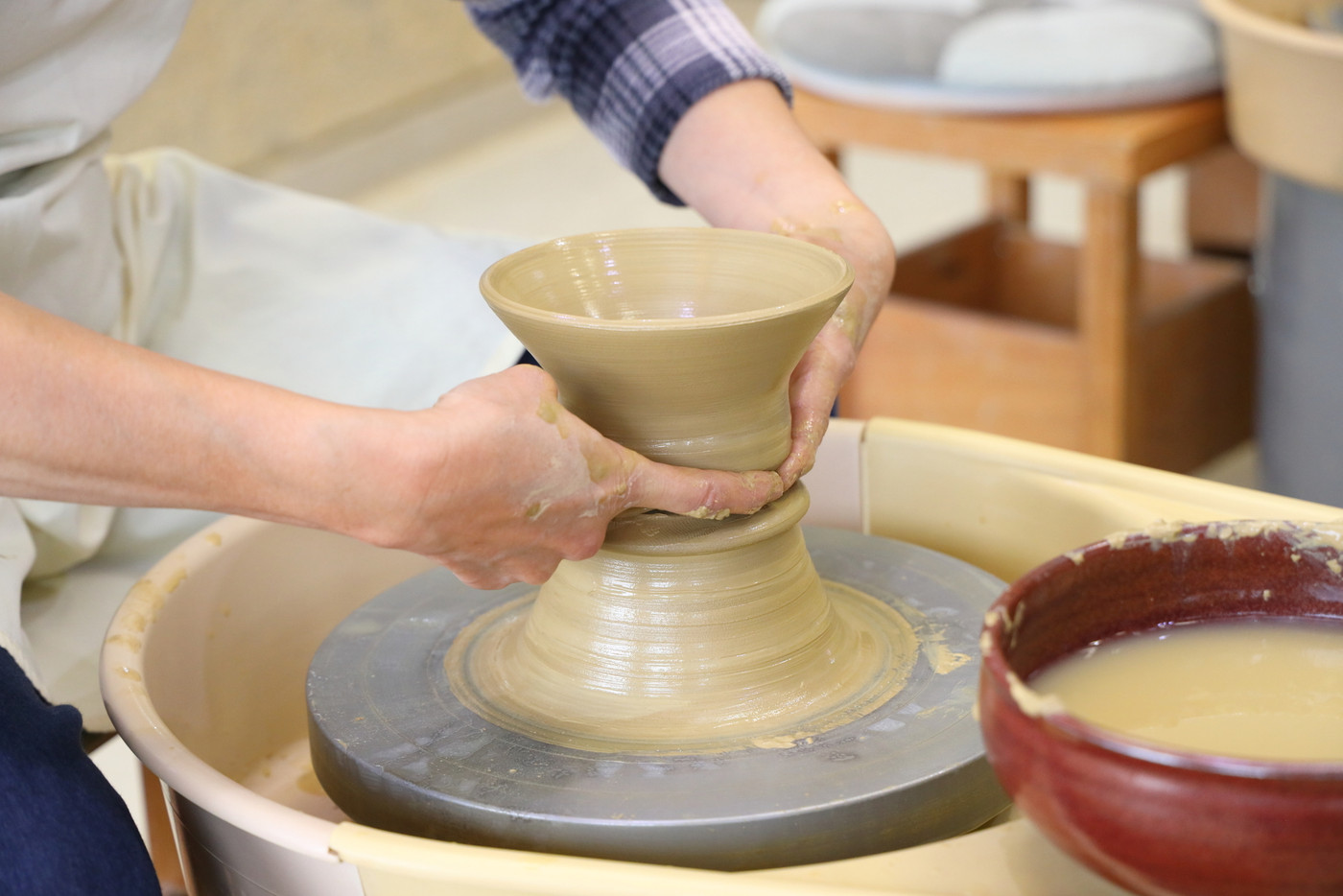 陶芸をする女性