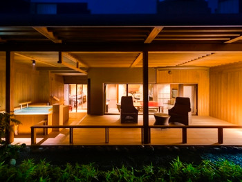 「ホテル鐘山苑」の4～5階にある特別フロア。専用ラウンジでワインを楽しもう3411435