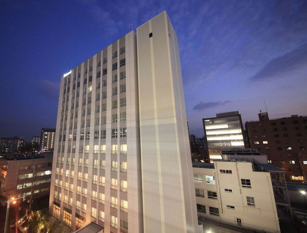 施設の正面 (日没後)