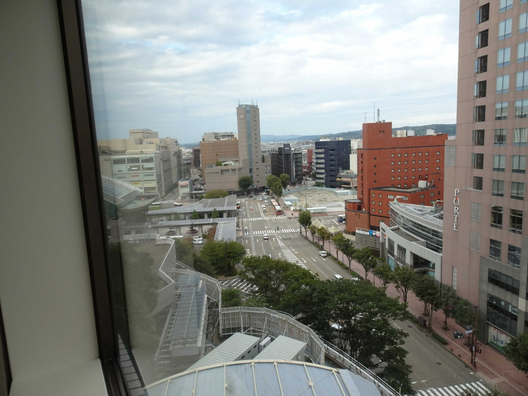 この部屋から駅はちょっと見えません・・・