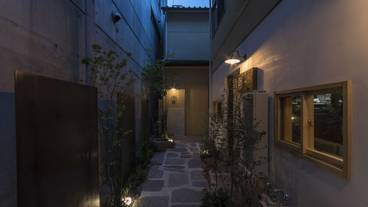 施設の正面 (日没後) / 1