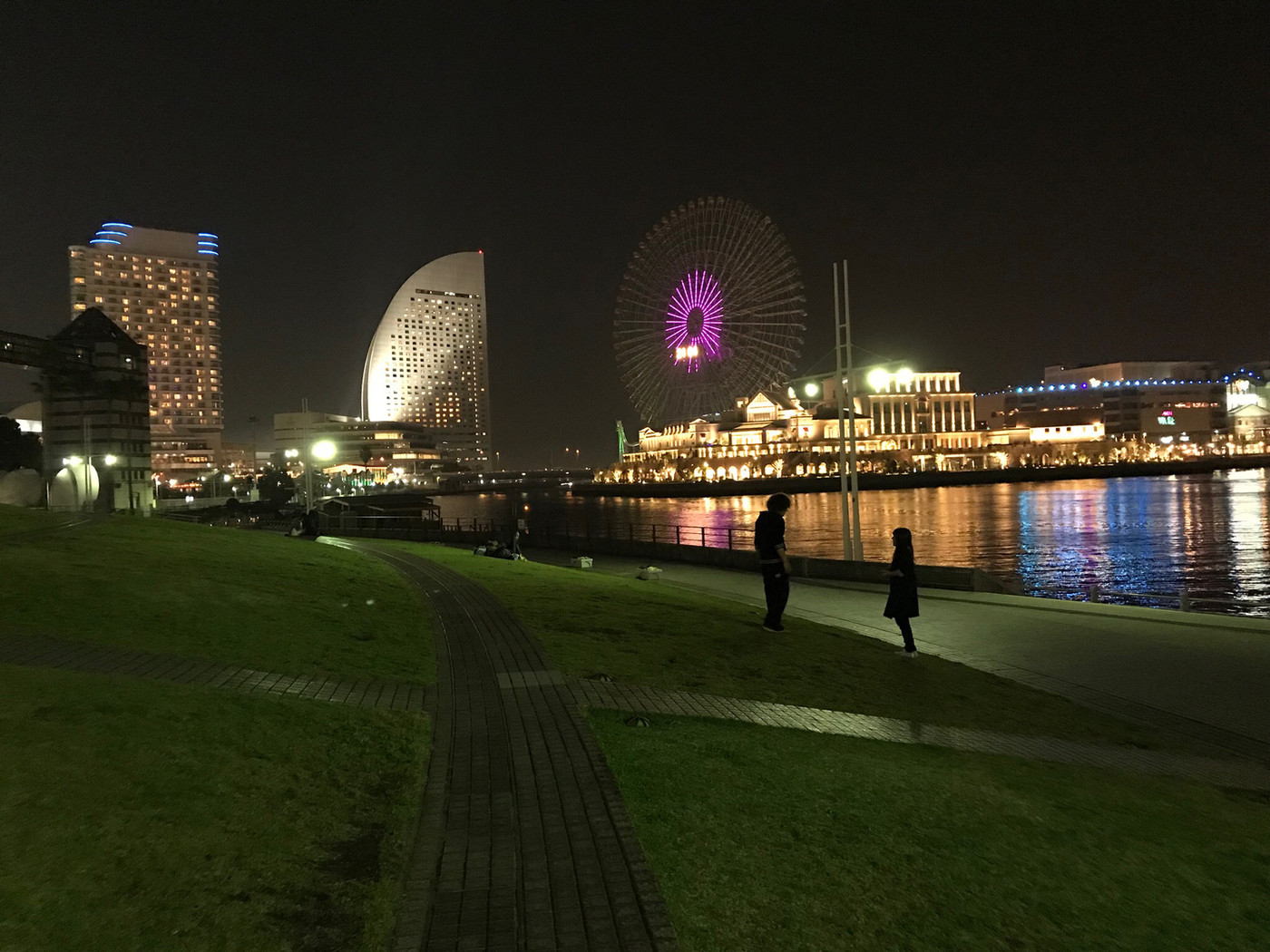 横浜みなと博物館の上の芝生広場です。デートにはオススメします。最高の夜景をタダで満喫できます。