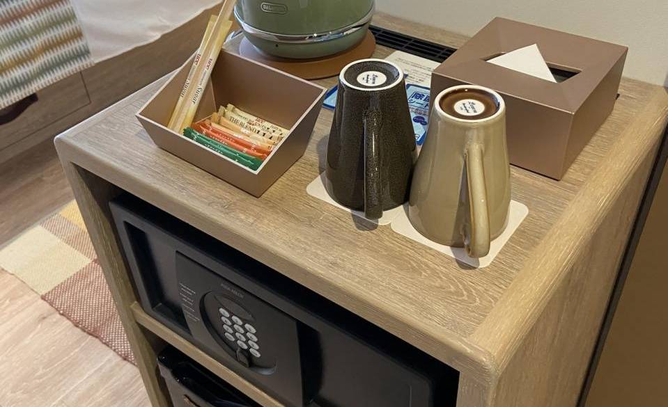 お部屋に入っているティーセット / 3