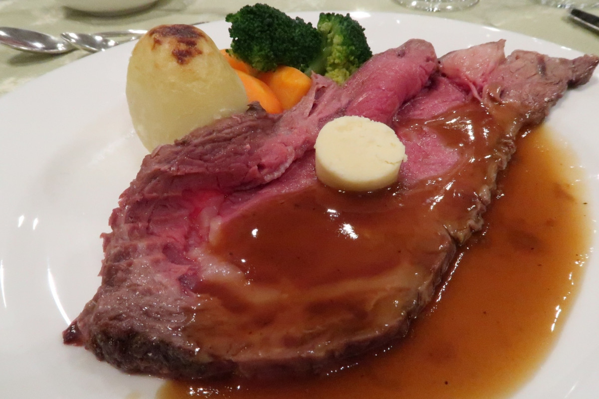 夕食（特選牛ロース肉のローストビーフ）