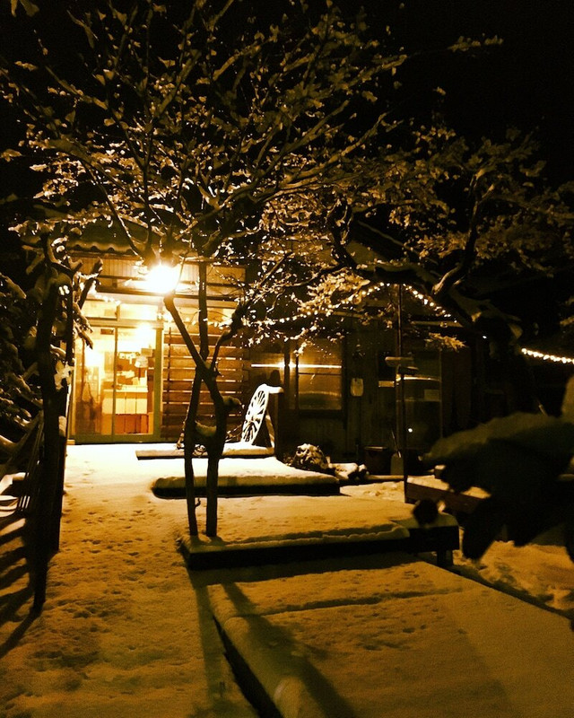 施設の正面 (日没後)