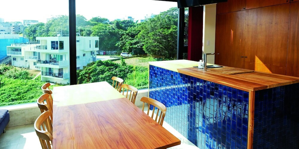 客室内のダイニングエリア