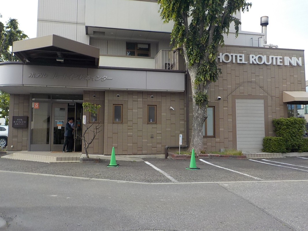 手前に駐車場があるホテル玄関