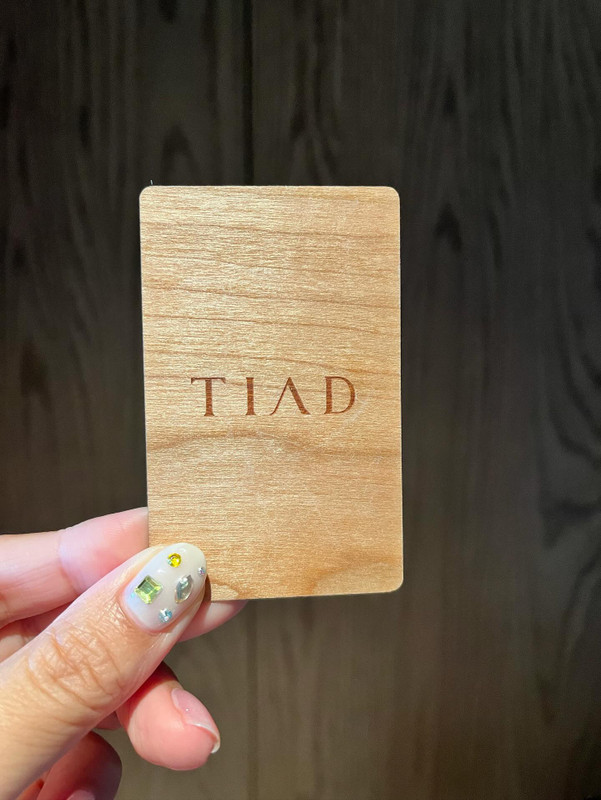 ホテルのオブジェなど至るところに木が使われていて、カードキーも木製でした！ / 3