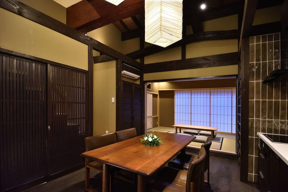 客室内のダイニングエリア