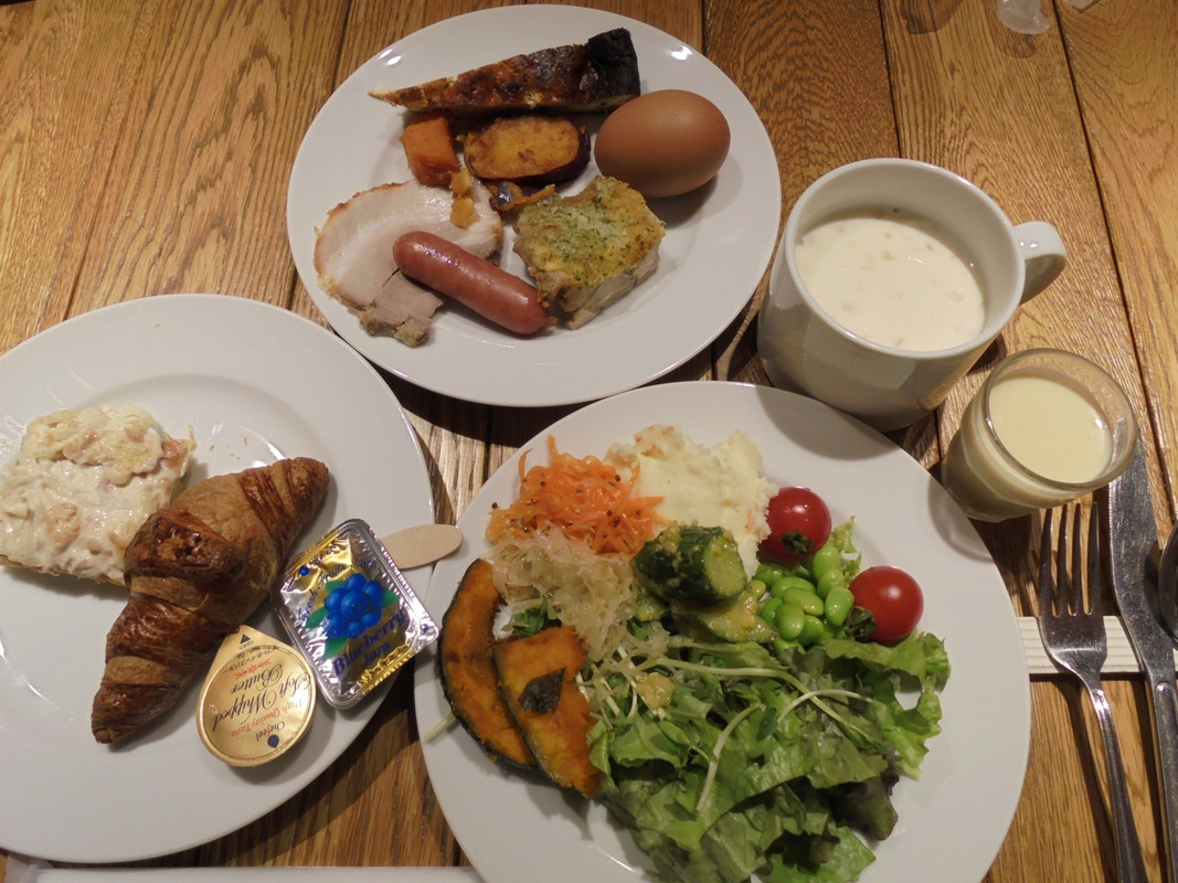 ブッフェ式の朝食 料理をお皿に盛り付けました