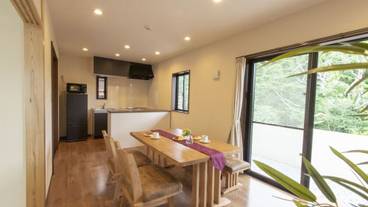 客室内のダイニングエリア / 13