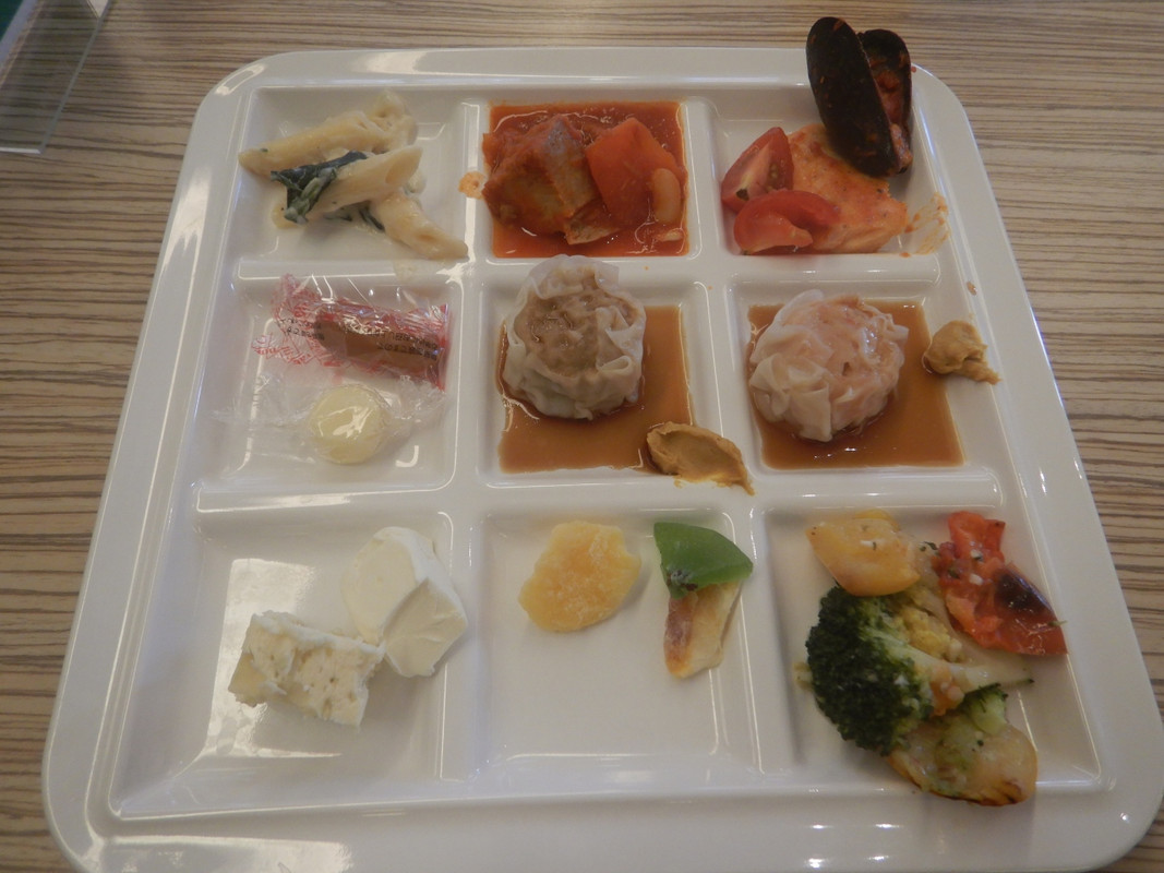 焼売やサラダ、チーズなど