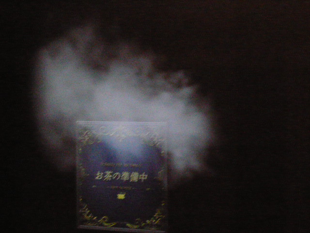 浅草田原町の変なホテルのロビーでは、隠遁の煙の術が売り物かも