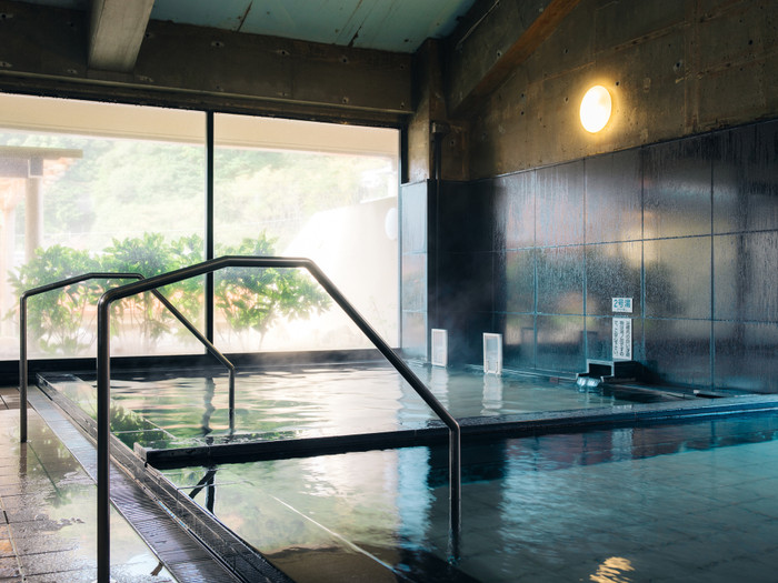 内湯は1号湯と2号湯の2種類。シャワーからも源泉が流れるので、贅沢な温泉時間を心ゆくまで堪能できます