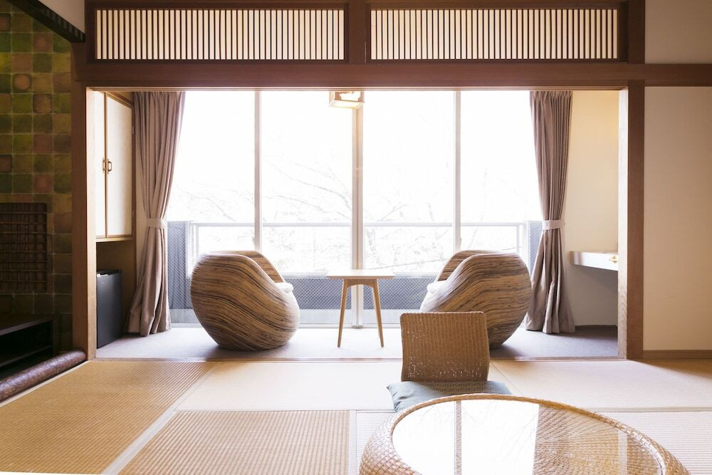 かわいい浴衣におしゃれな部屋。ウキウキ気分で春を眺めて3439958