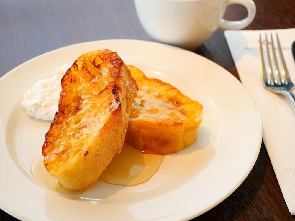 朝食ビュッフェのフレンチトースト